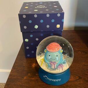 Snappy snow globe with gift box